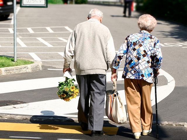 Photo/ Old People Holding Hands blog